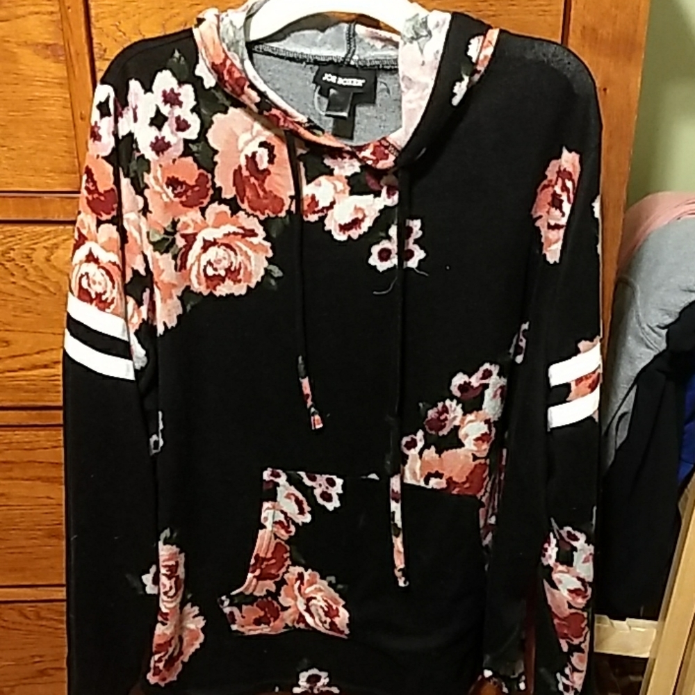 Women's hooded shirt